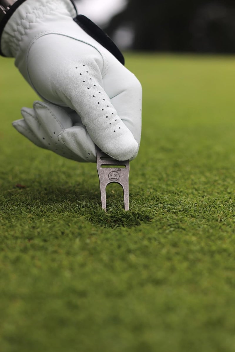 Fastfuse Titanium 4-in-1 Golf Divot Repair Tool & Ball Marker - Club Tee - Groove Cleaner - Putting Alignment Aid - Image 4